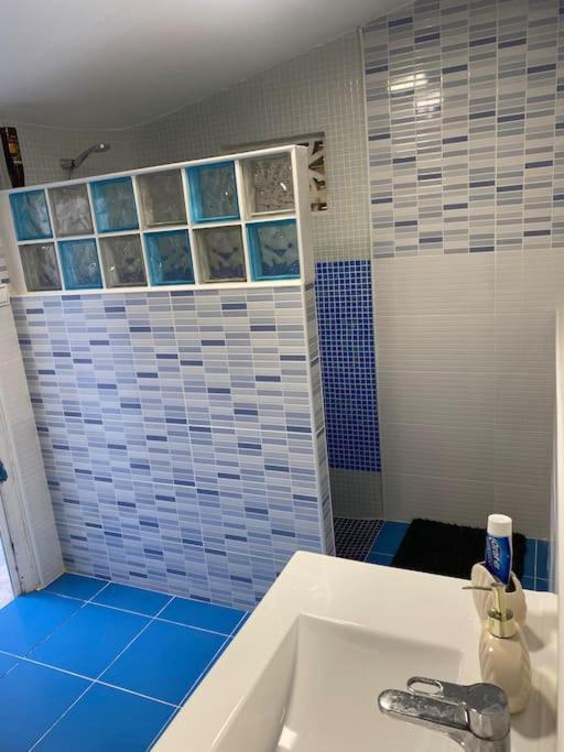 Encantador Y Acogedor Alojamiento Con Piscina Monserrat Ngoại thất bức ảnh